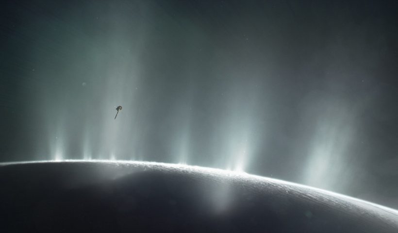 La Sonda Cassini Sobrevolando Los Geiseres De Encelado