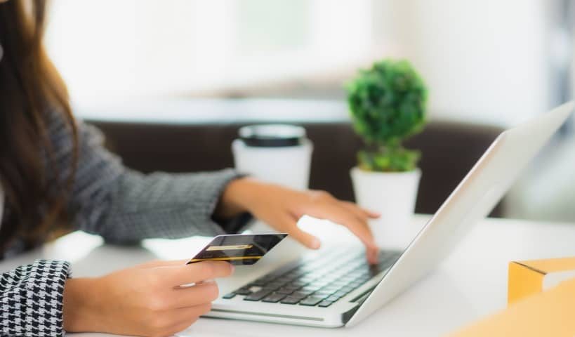 Retrato Hermosa Joven Asiatica Usar Tarjeta Credito Laptop Compras Linea